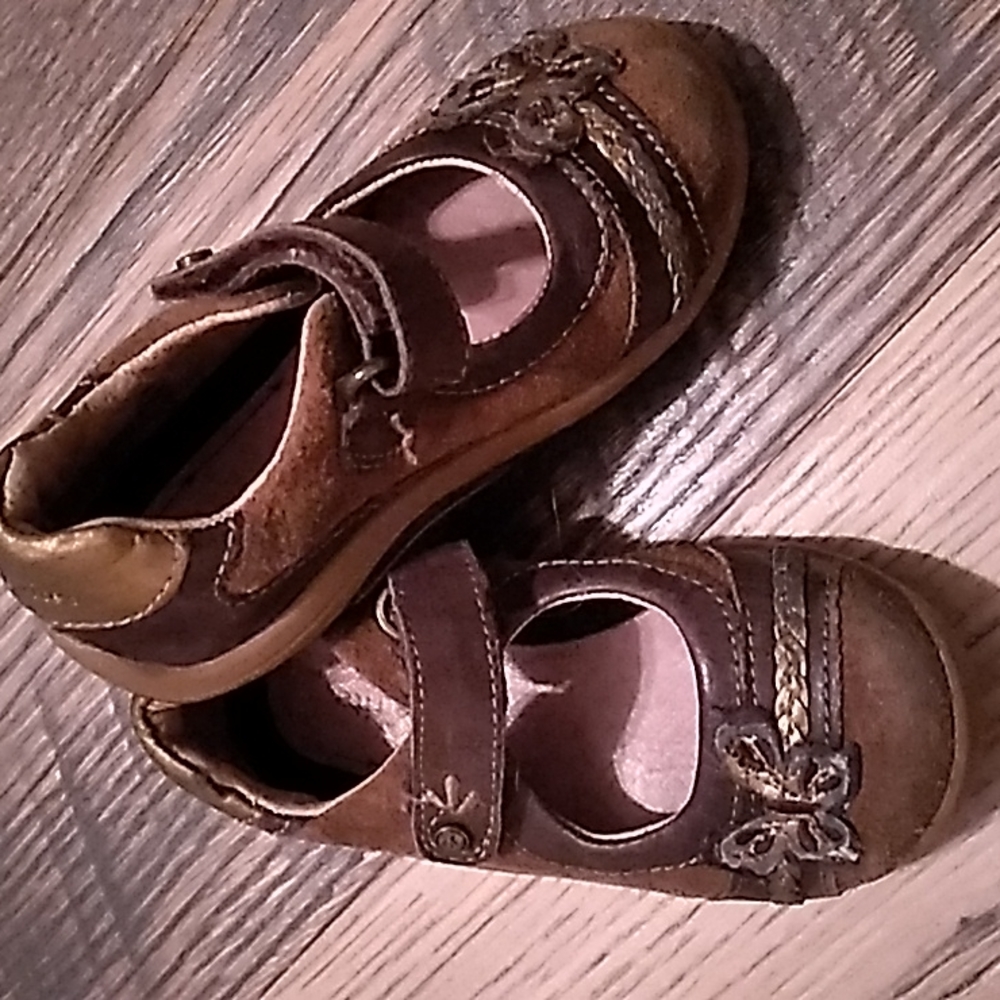 Stride Rite brown sandals with butterfly sz 6
